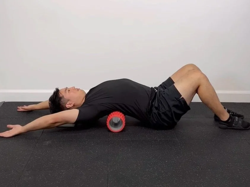 مرد دراز کشیده با فوم رولر زیر کمر