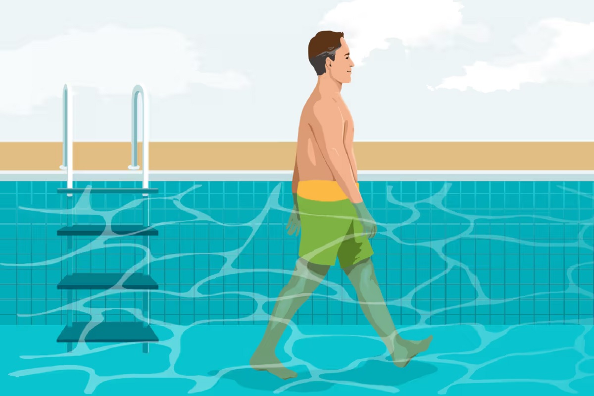 راه رفتن مرد در استخر