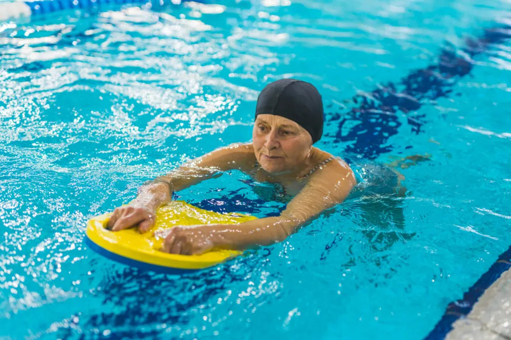 زن مسن در استخر