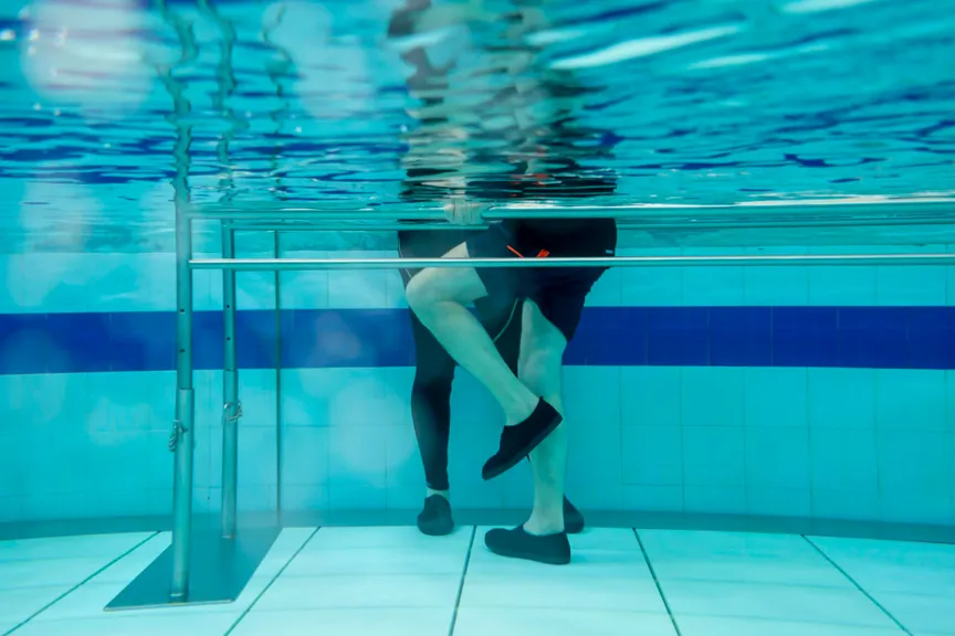 راه رفتن با کمک مربی در آب