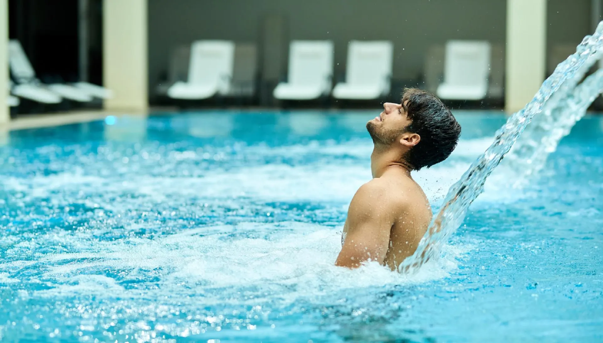ریختن آب روی مرد در استخر