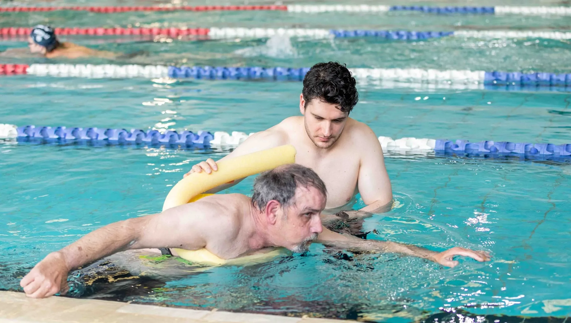 شنا در آب با کمک مربی