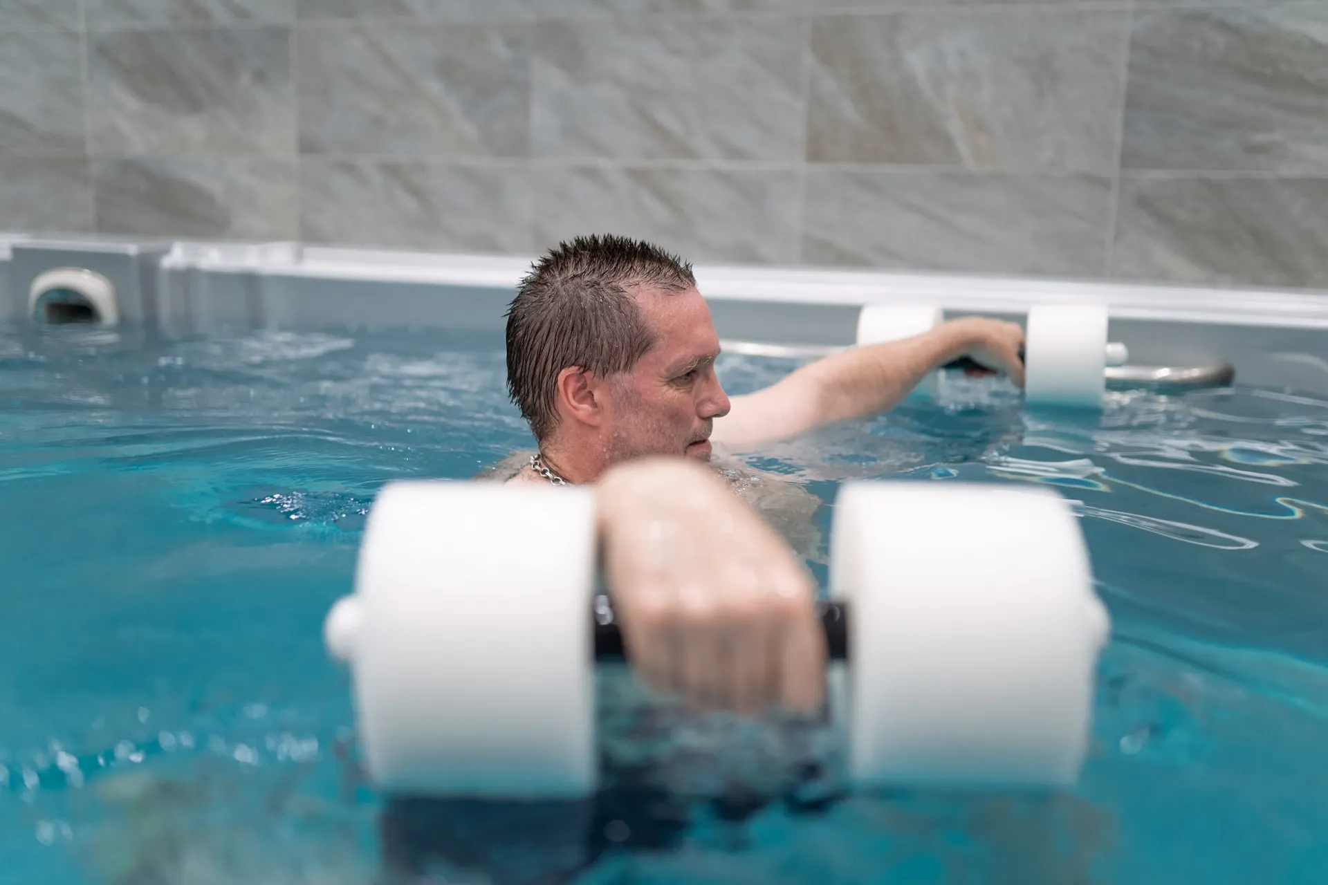 وزنه زدن مرد در آب