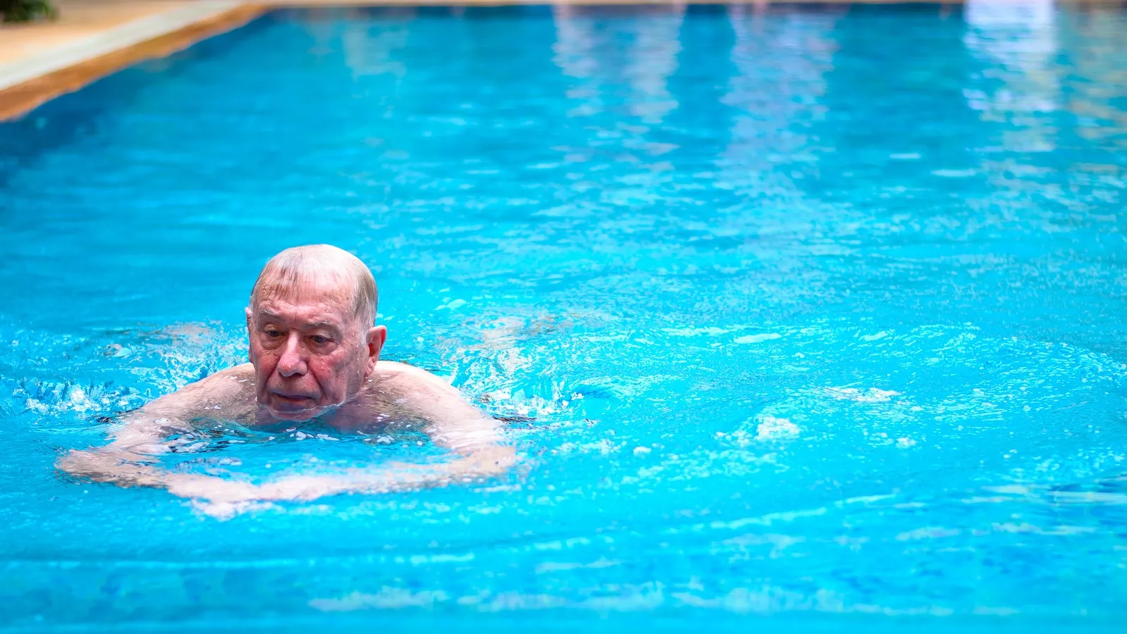 شنای پیرمرد در استخر