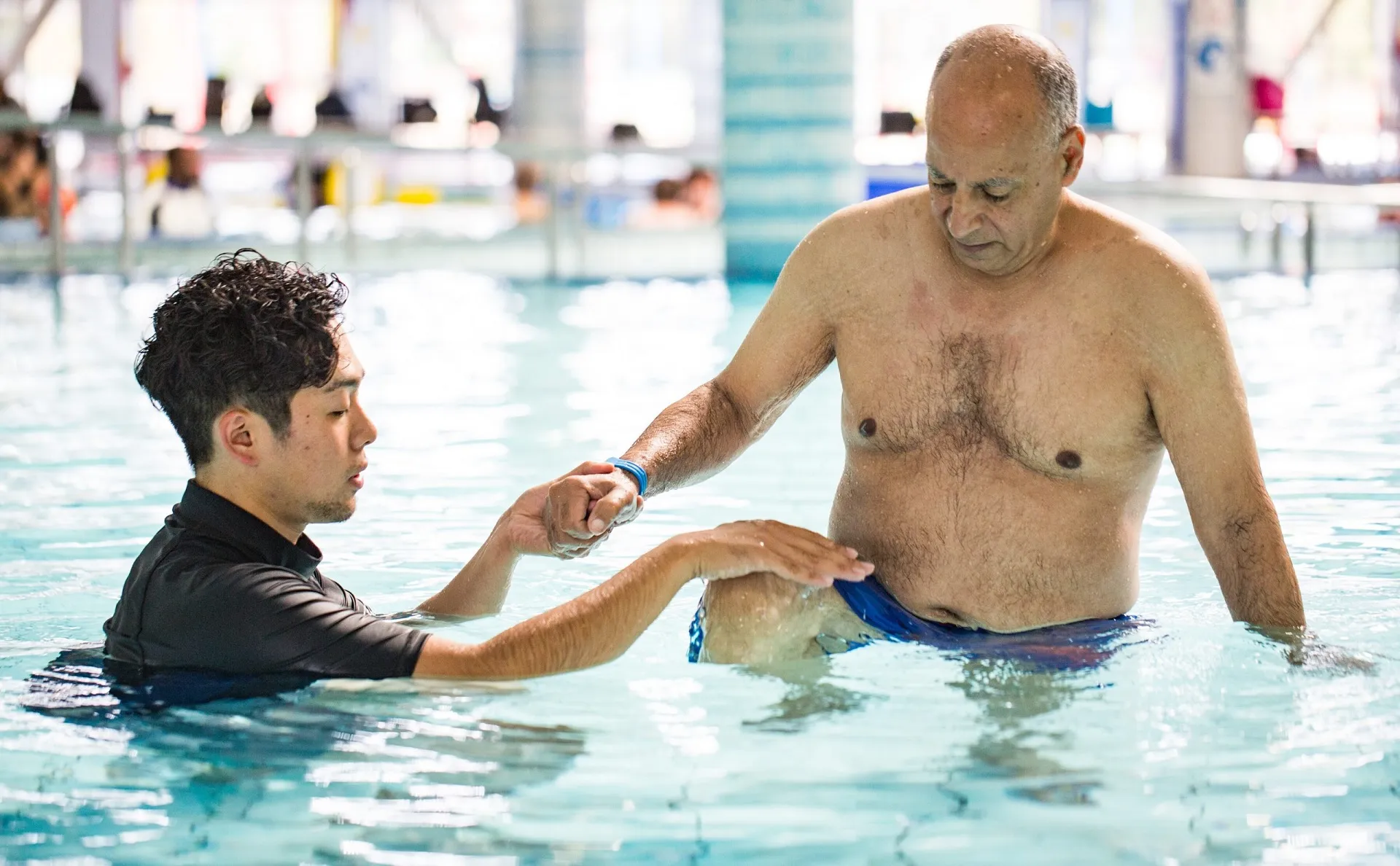 آب درمانی مرد با کمک مربی