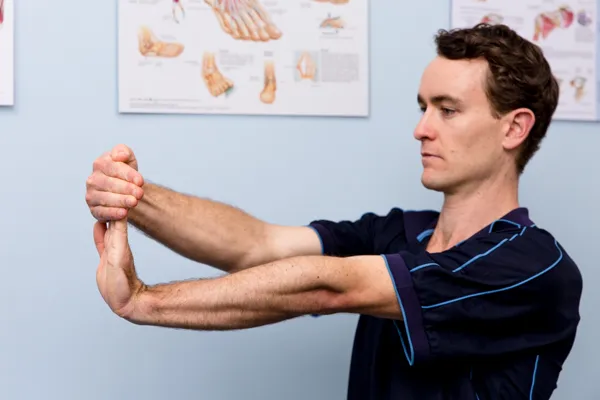 کشش فلکسورهای مچ دست Wrist Flexor Stretch