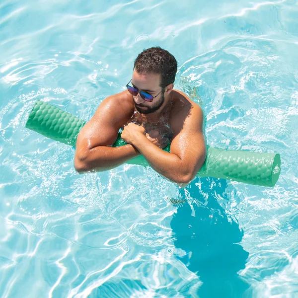 حرکت در آب عمیق با کمک نودل استخر