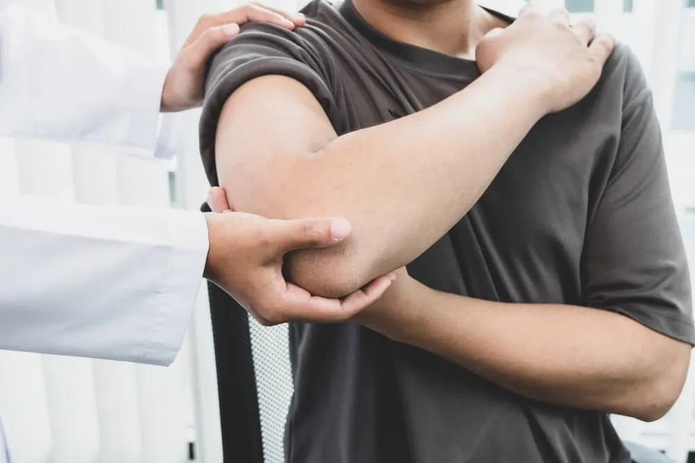 گرفتن آرنج دست بیمار