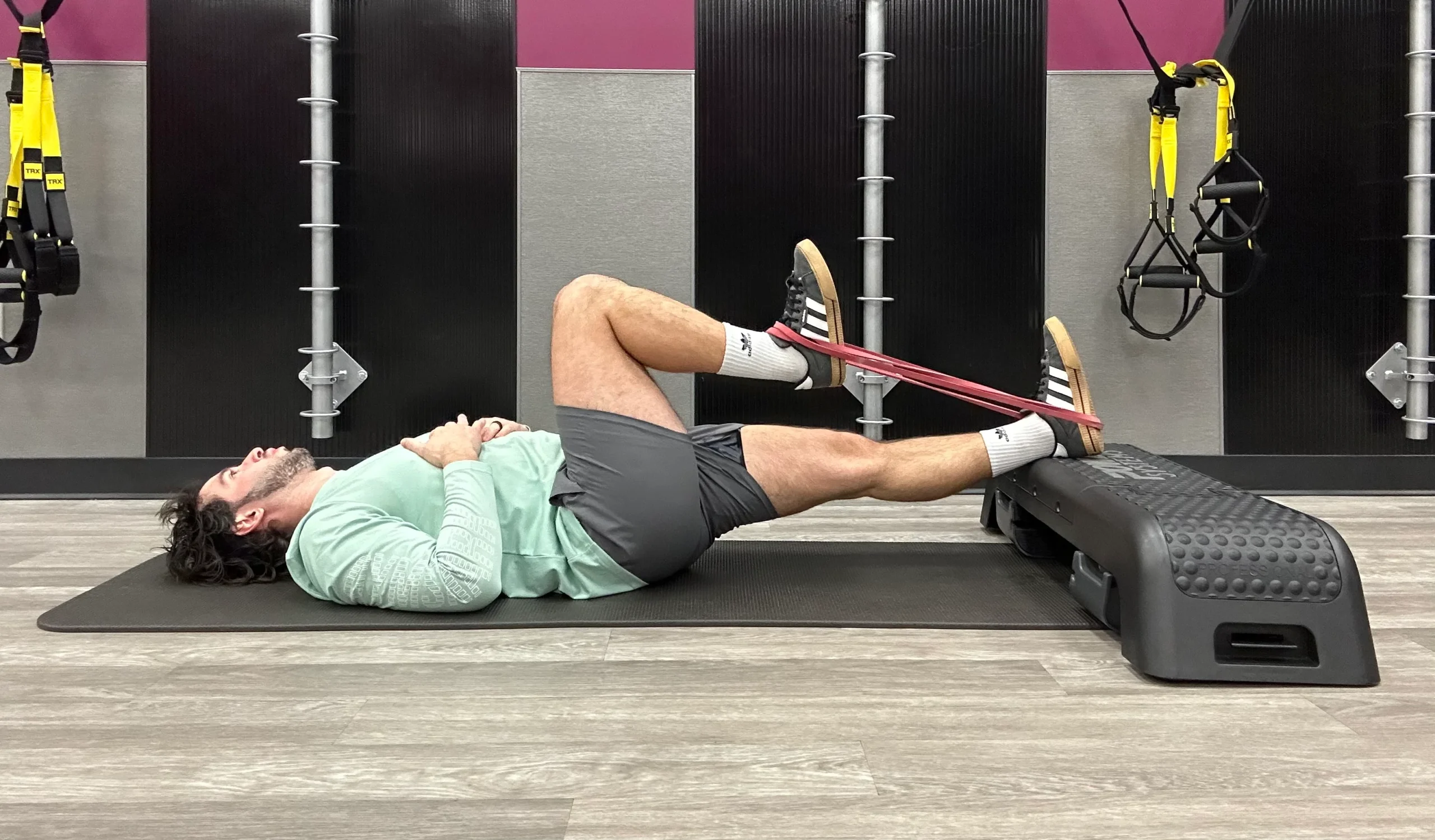 تمرین با کش لوپ در باشگاه