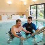 آب درمانی مرد در استخر