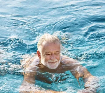 پیرمرد در آب